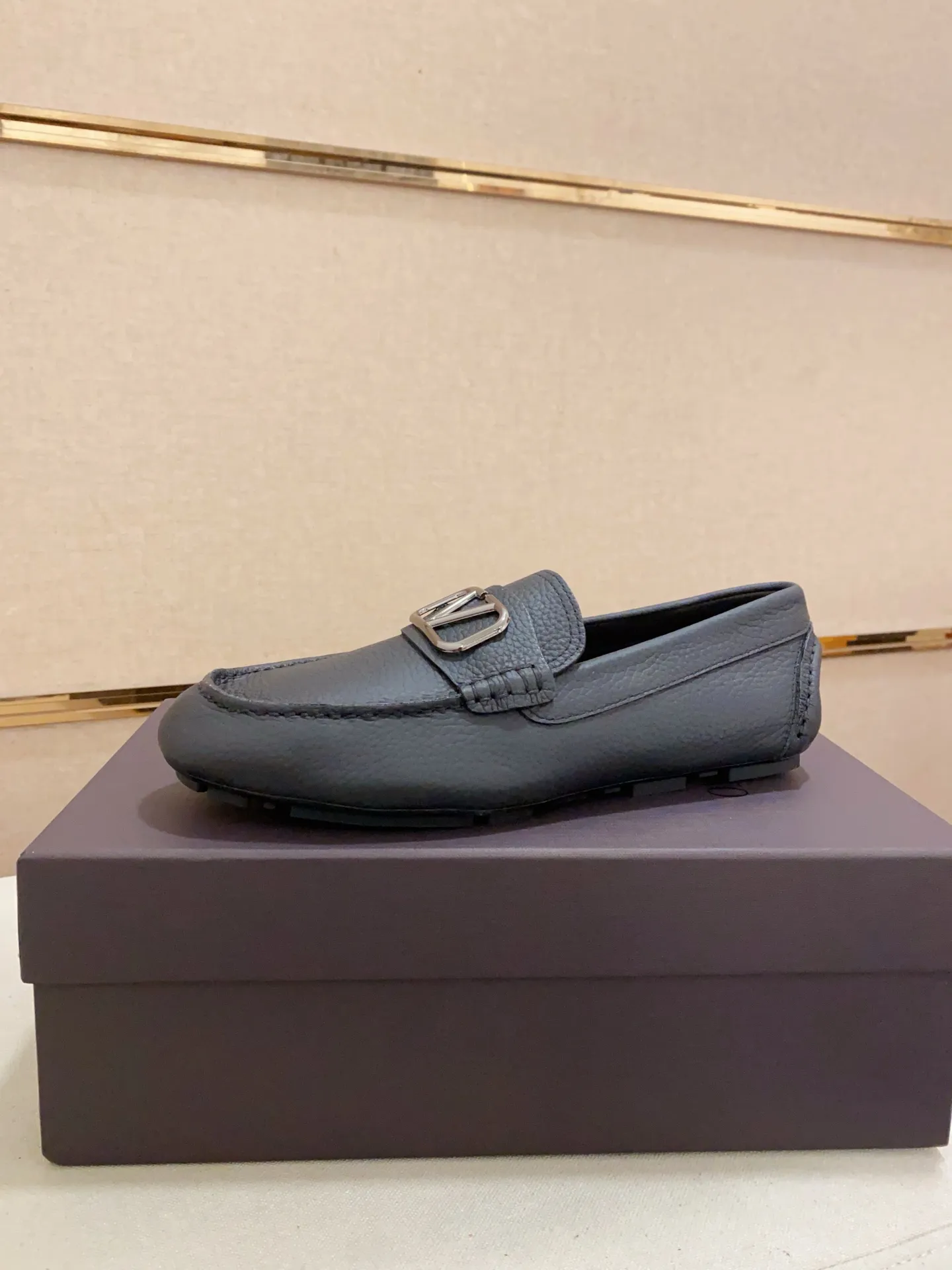 Men's shoes💰: 680💰VALENTINO, made of imported cowhide with imported water-dyed cowhide lining, iconic hardware and iconic wear-resistant outsole. 38-44. 45 VALENTINO packaging can be customized to enjoy the brand’s iconic product packaging